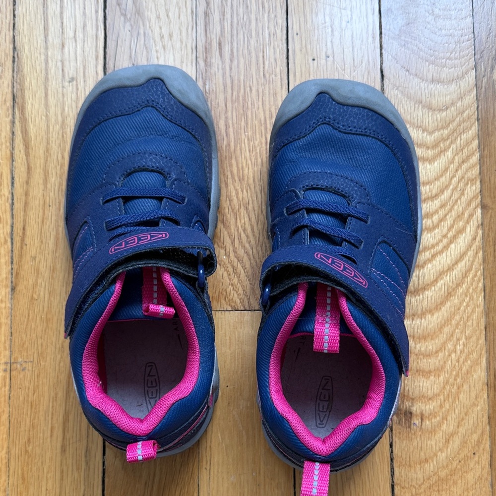 LIKE NEW! kids Keen all terrain shoes